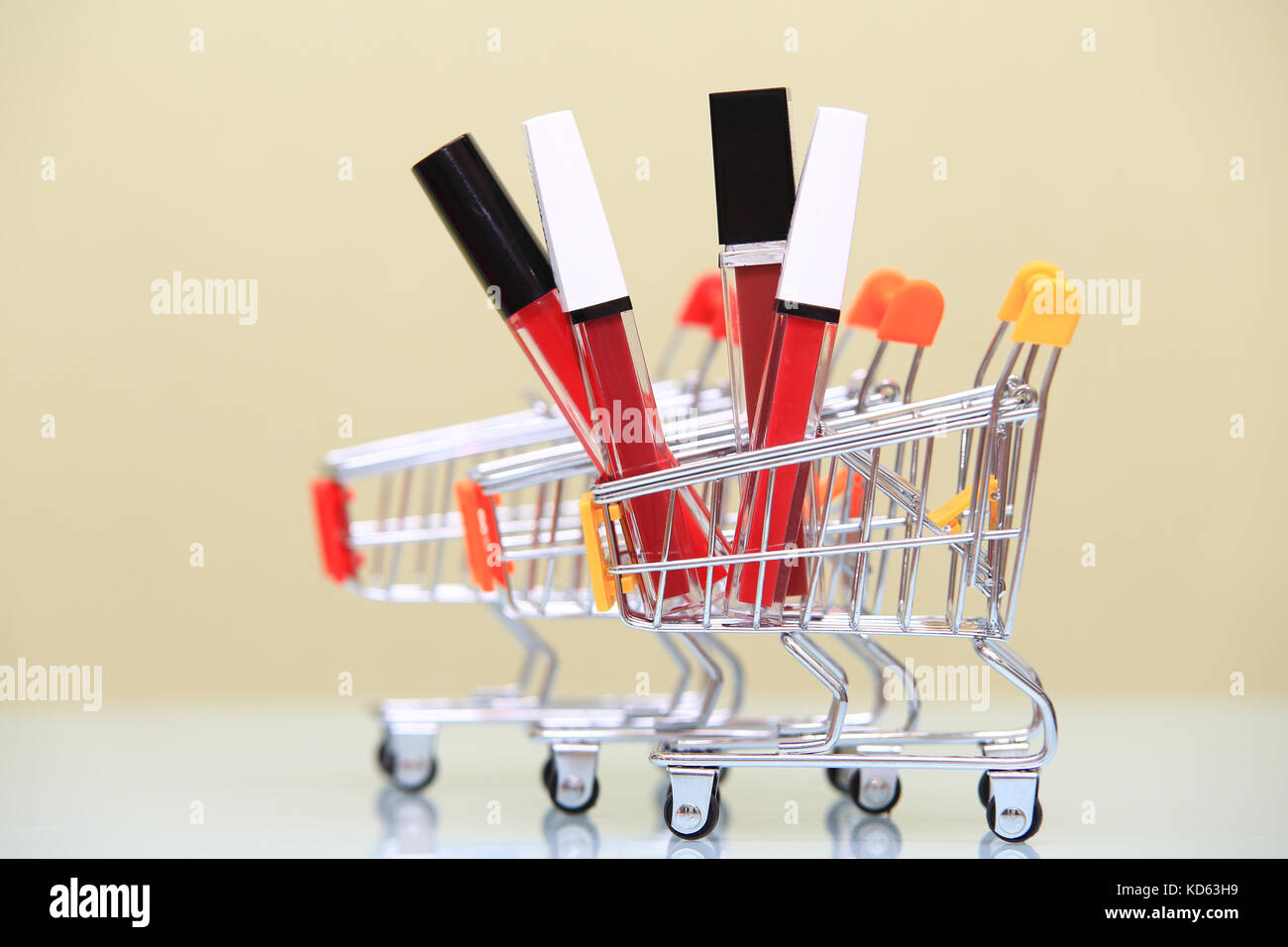 Vente de maquillage Rouge à lèvres en arrière-plan. panier close-up. Banque D'Images