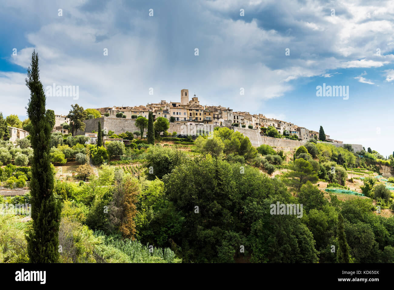 Une vue panoramique de Saint-Paul-de-Vence en France. Le village est situé dans la zone de sud est france Alpes-Maritimes Banque D'Images