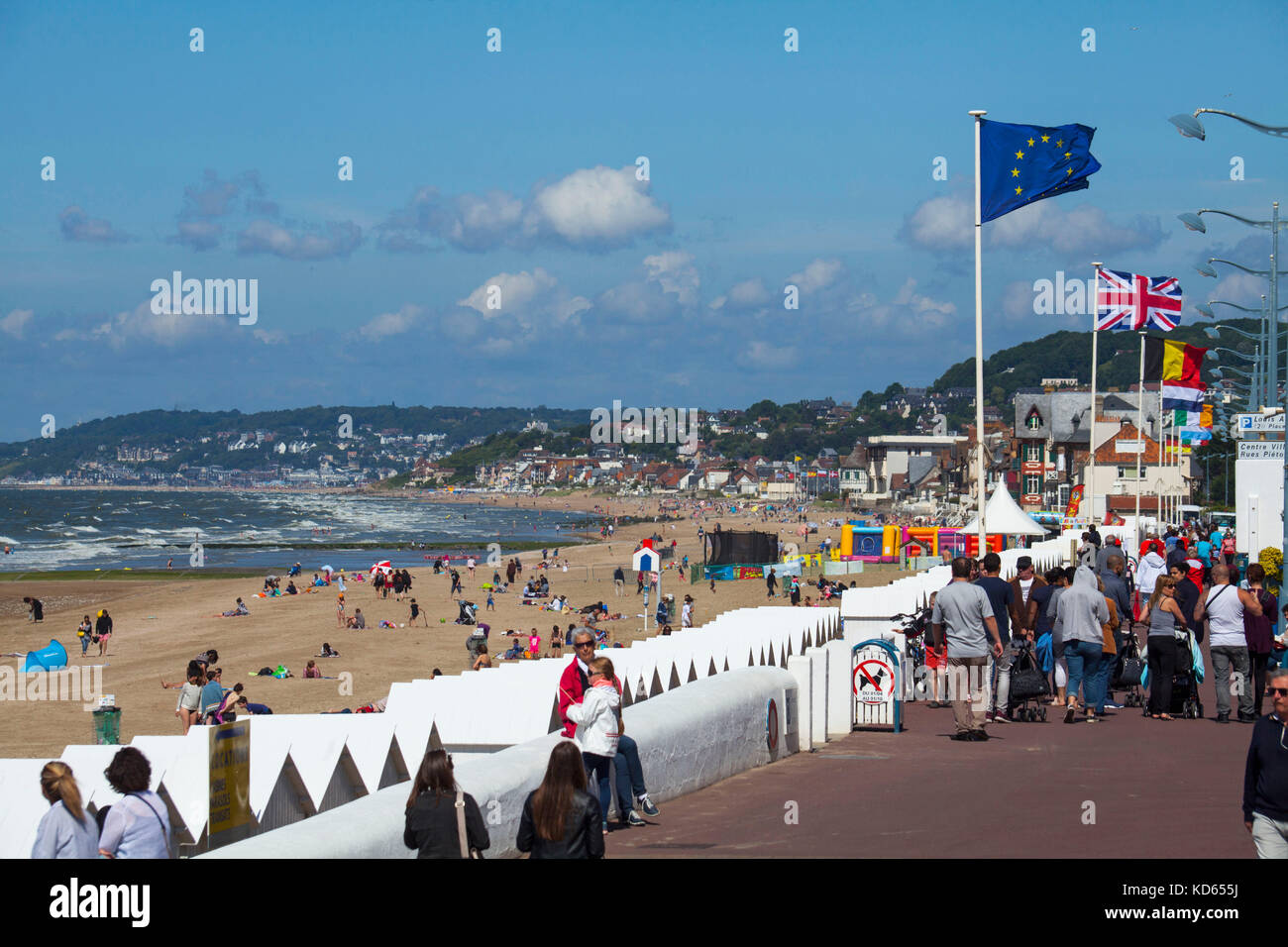 Villers Sur Mer Nord Ouest De La France Cabanes De Plage Et Les Villas Le Long Du Front De Mer Et La Cote Fleurie Cote Normande Non Disponible Pour Les Pro Carte Postale Photo