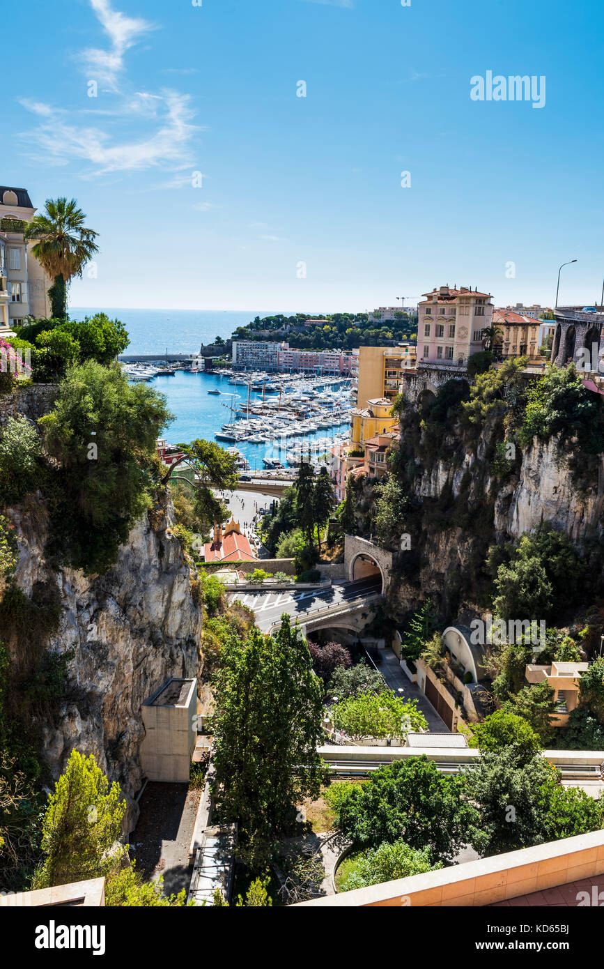 Port Hercule à Monaco, c'est le seul port en eau profonde à Monaco et peut contenir suffisamment d'anchorage pour jusqu'à 700 navires. Banque D'Images