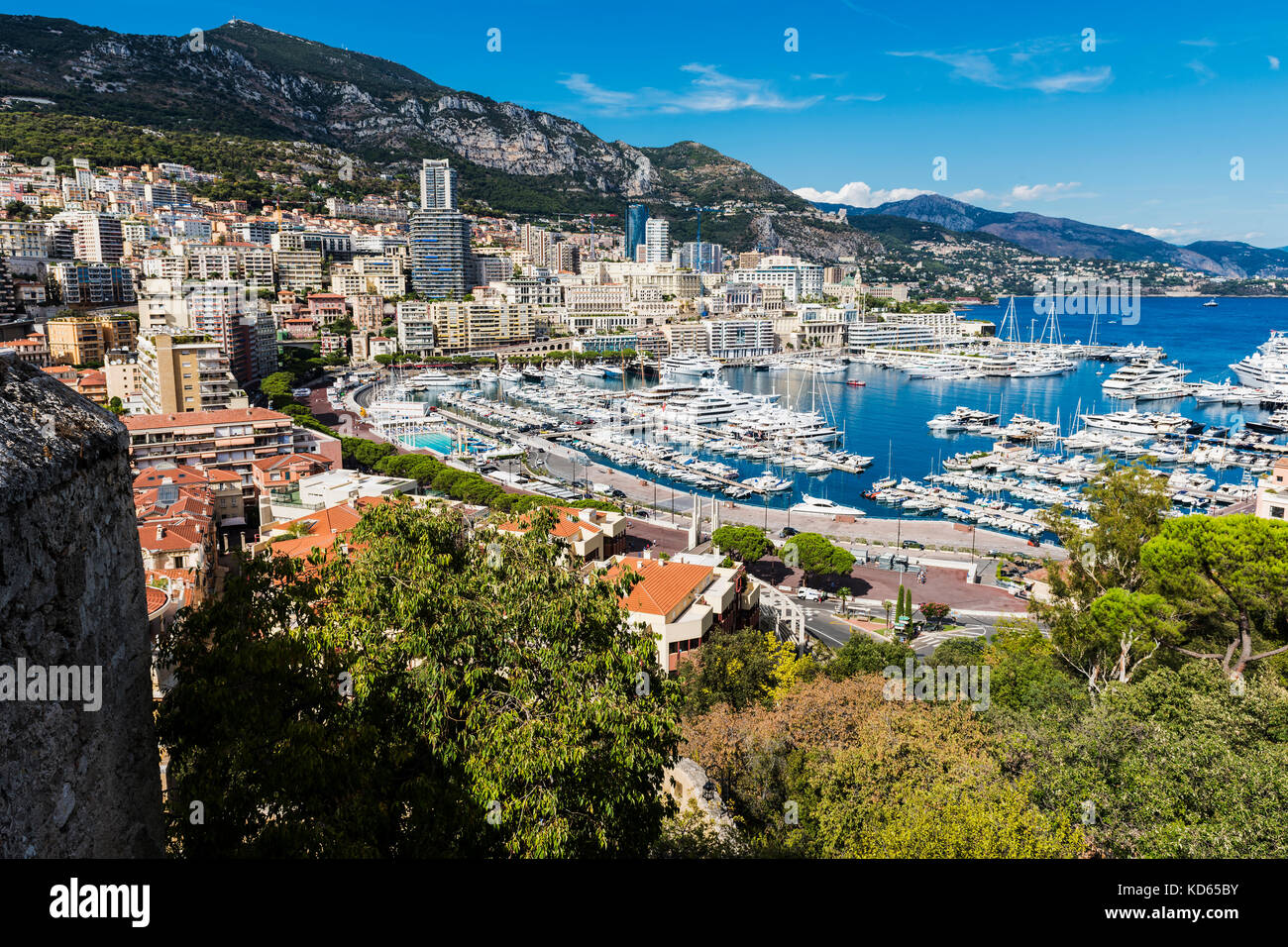Port Hercule à Monaco, c'est le seul port en eau profonde à Monaco et peut contenir suffisamment d'anchorage pour jusqu'à 700 navires. Banque D'Images