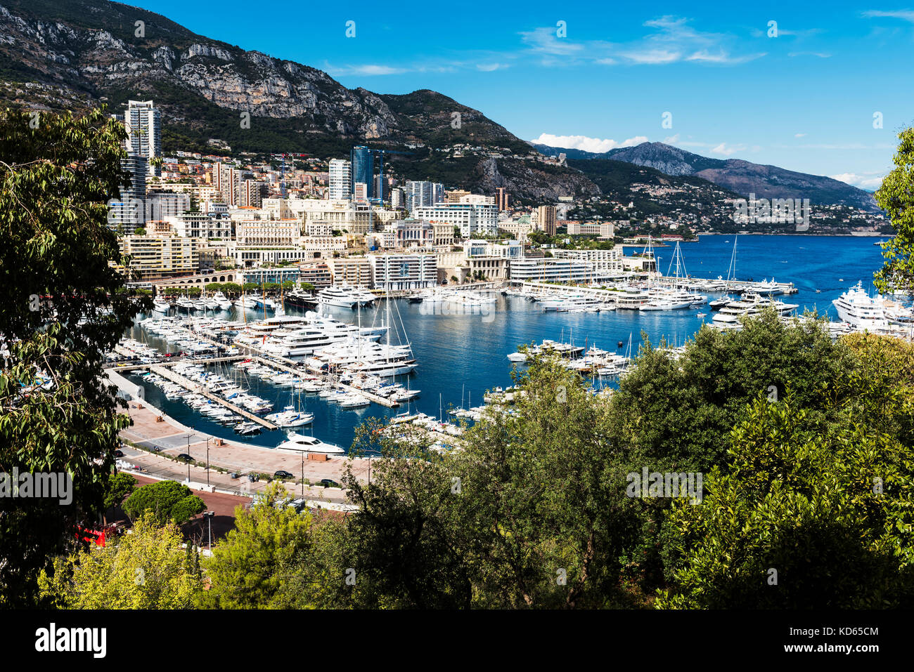 Port Hercule à Monaco, c'est le seul port en eau profonde à Monaco et peut contenir suffisamment d'anchorage pour jusqu'à 700 navires. Banque D'Images