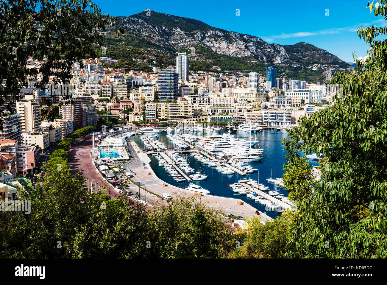 Port Hercule à Monaco, c'est le seul port en eau profonde à Monaco et peut contenir suffisamment d'anchorage pour jusqu'à 700 navires. Banque D'Images