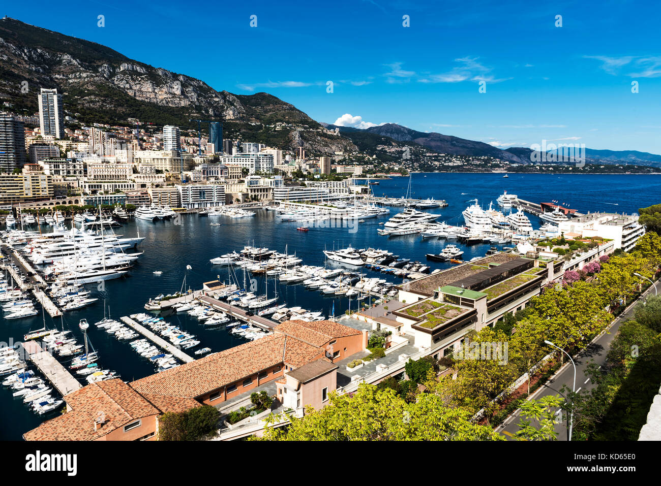 Port Hercule à Monaco, c'est le seul port en eau profonde à Monaco et peut contenir suffisamment d'anchorage pour jusqu'à 700 navires. Banque D'Images