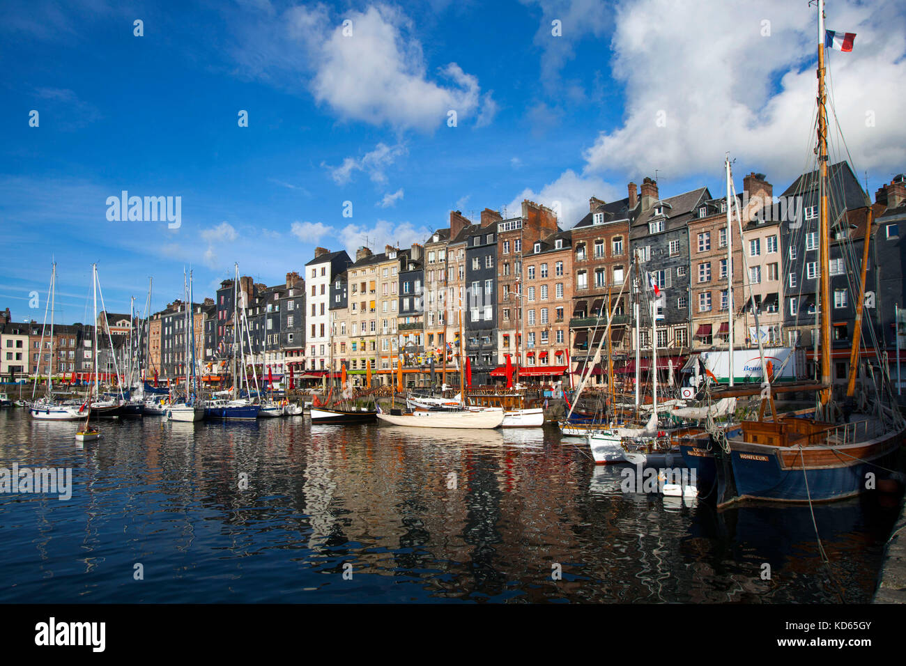 La côte Normande, dans la région appelée "Côte Fleurie - Côte de Grâce' : façade de bâtiments anciens dans le vieux port de Honfleur. Maisons à encorbellement pittoresque Banque D'Images