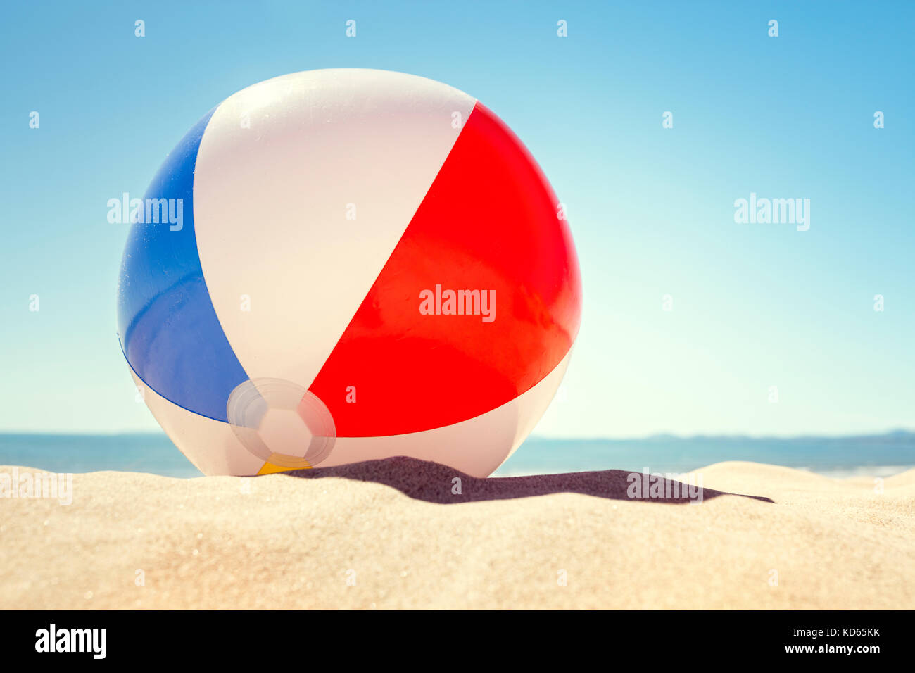 Beach ball resting in sand dune concept pour les vacances d'enfance, des vacances en famille et mode de vie sain Banque D'Images