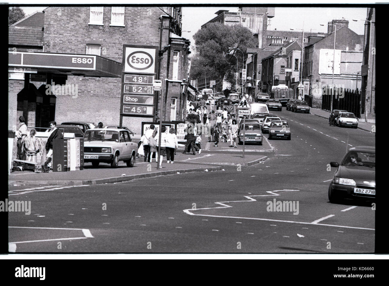 La Falls Road (de l'Irish túath na bhFál, signifiant « territoire des enclos ») est la route principale à travers l'ouest de Belfast, en Irlande du Nord, allant de Divis Street dans le centre-ville de Belfast à Andersonstown dans la banlieue. Son nom est synonyme de communauté républicaine dans la ville, tandis que la route voisine de Shankill est majoritairement loyaliste, séparée de la route des chutes par des lignes de paix. La route est habituellement appelée Falls Road, plutôt que Falls Road. Il est connu sous le nom de FaaS Raa à Ulster-Scots. La route des chutes tire son nom de l'irlandais túath na bhFál, un petit irlandais- Banque D'Images