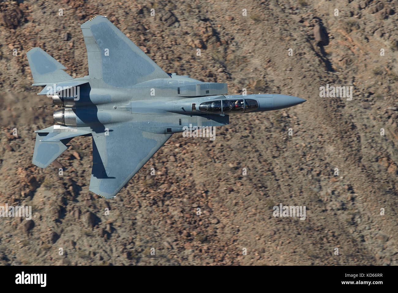 Boeing (McDonnell Douglas), F-15SA Eagle, Jet Fighter, volant à faible niveau par Rainbow Canyon dans la Death Valley National Park, California, USA. Banque D'Images