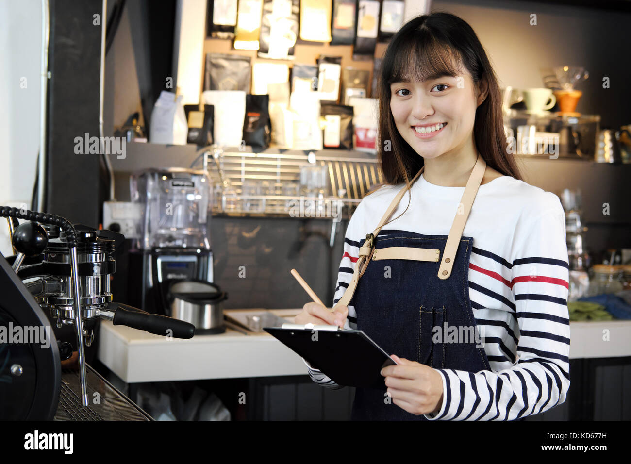 Portrait of smiling asian food liste barista. Young Asian woman barista dans sa boutique. café restaurant service, industrie alimentaire et des boissons concept. Banque D'Images