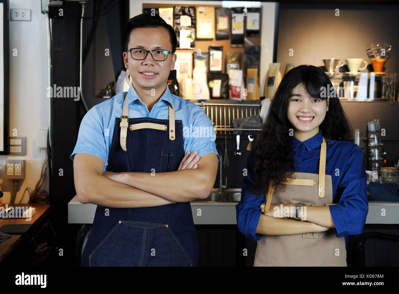 Portrait of smiling asian barista équipe avec les bras croisés au comptoir à café. café restaurant service, propriétaire de petite entreprise, de l'alimentation et boissons l'indu Banque D'Images