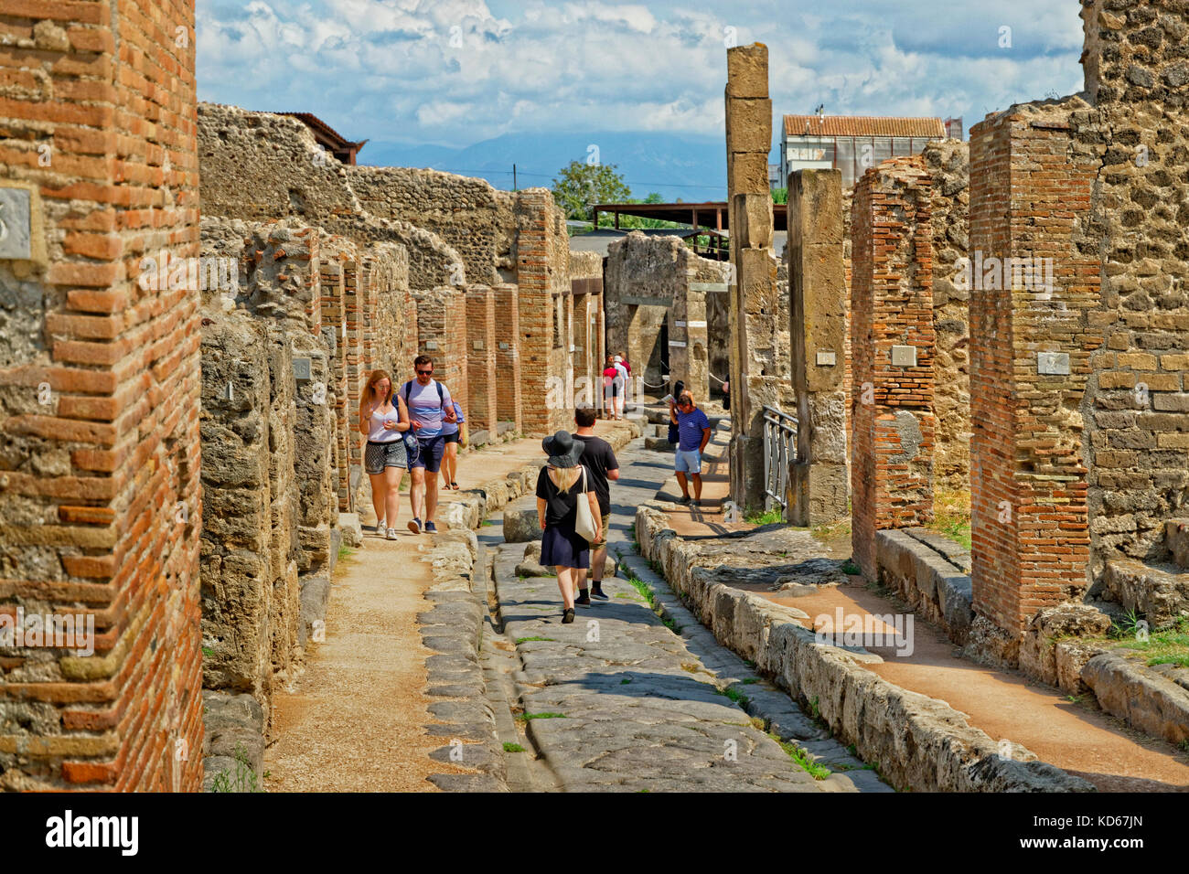 Des rues dans la ville romaine en ruine de Pompéi Pompei Scavi, près de Naples, Italie. Banque D'Images