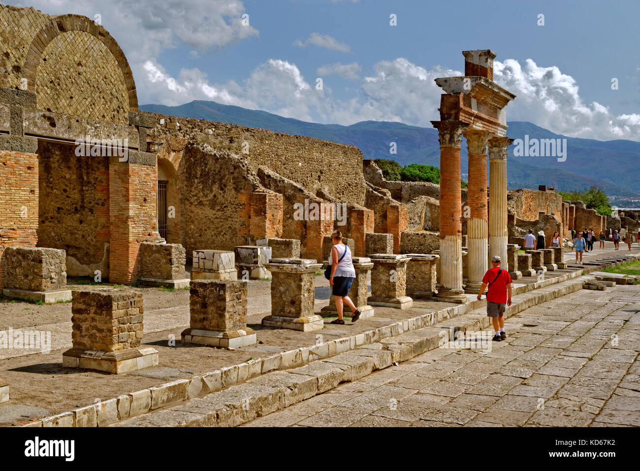 Façon arcadienne avec des colonnes doriques au Forum dans les ruines de la ville romaine de Pompéi à Pompei Scavi près de Naples, Italie. Banque D'Images