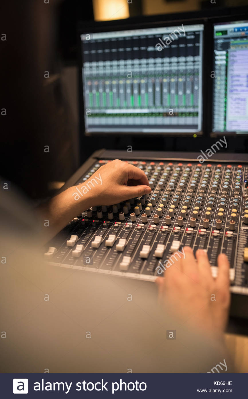 Le producteur de musique de sexe masculin travaillant au studio d'enregistrement de mixage sirène Banque D'Images