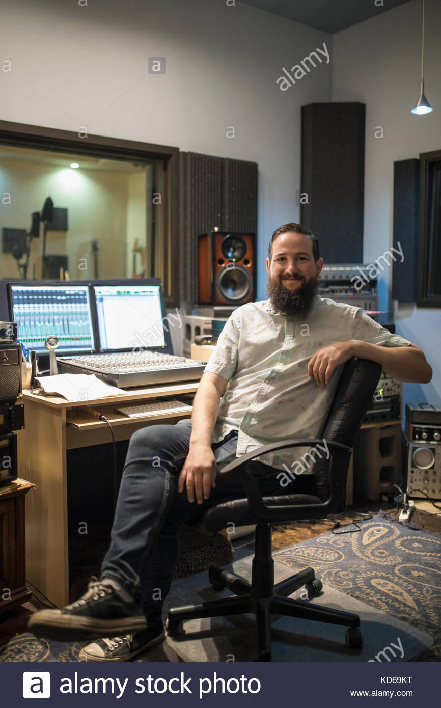 Portrait confiant homme producteur de musique en studio d'enregistrement Banque D'Images