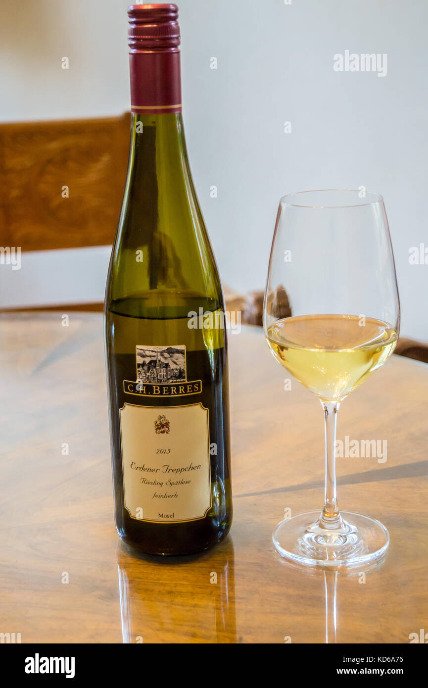 Une bouteille de 2013 Erdener Treppchen Riesling Spatlese société feinherb vin blanc doux par C.H. Provence vallée de la Moselle, Rheinland-Pfalz, Allemagne Banque D'Images