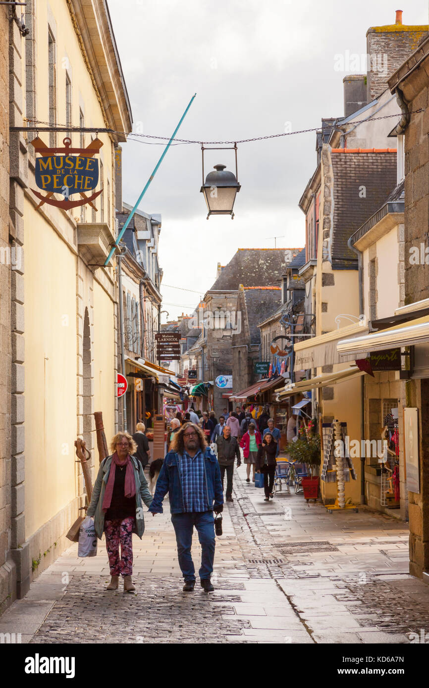 Rue principale bondée à l'intérieur de la ville fortifiée de Concarneau,  Bretagne, France Photo Stock - Alamy
