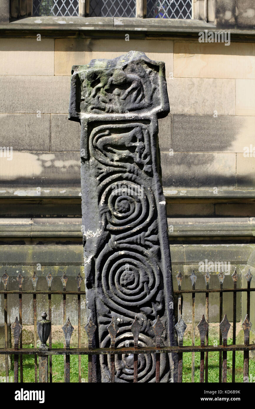 Spirale sculpté sur une croix volutes anglo-saxons (datant de 7e à 9e siècle), Tous les Saints, Bakewell, Derbyshire cimetière. Banque D'Images