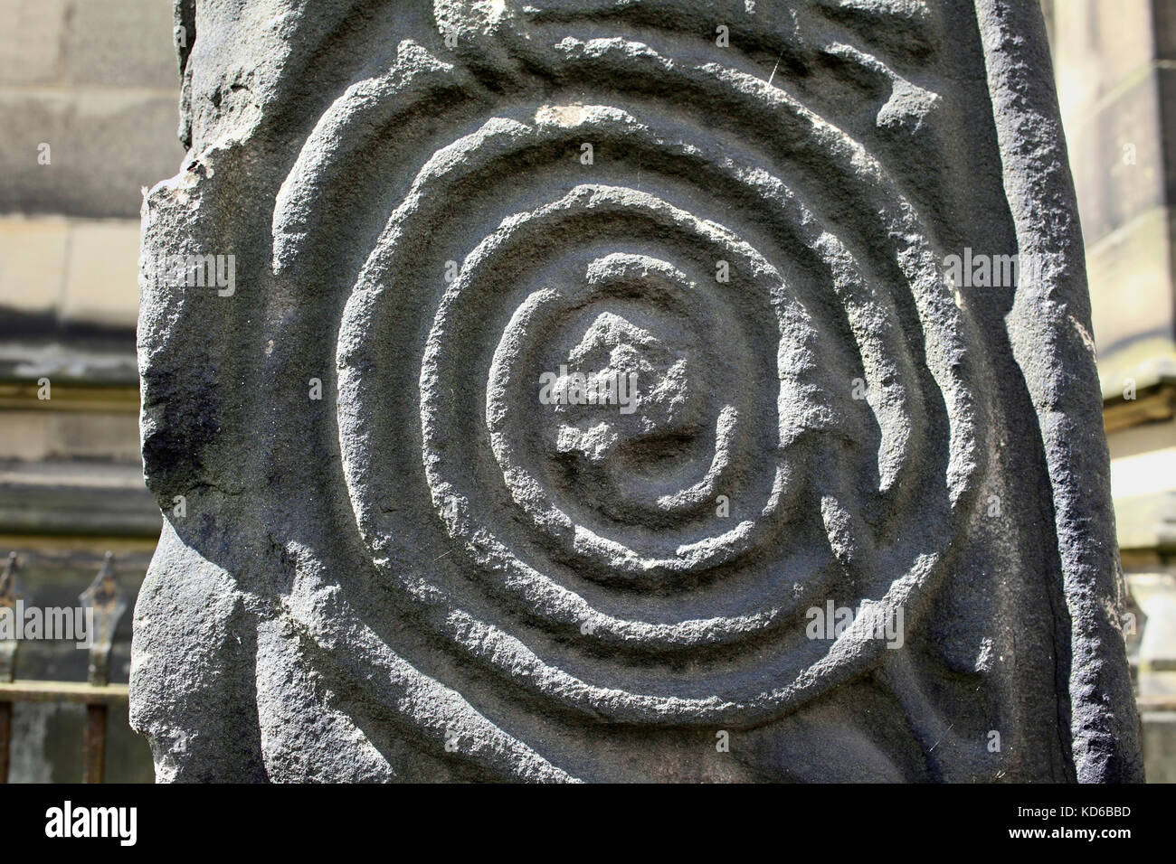 Close up de volutes en spirale sur une croix médiévale, All Saints' churchyard, Bakewell, Derbyshire. Banque D'Images