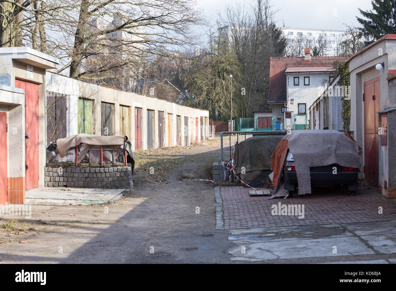 Garage ruelle dans un quartier pauvre de la ville tchèque Liberec en Europe Banque D'Images