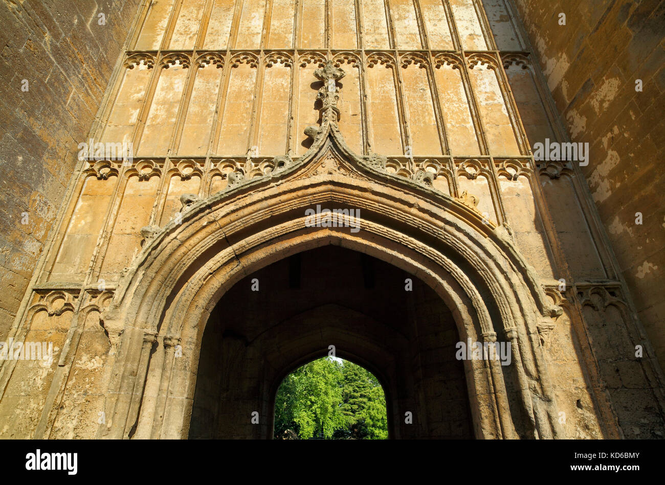 Arcade à travers Evesham Bell Tower, Evesham, Worcestershire. Début C16. Gothique perpendiculaire. Banque D'Images