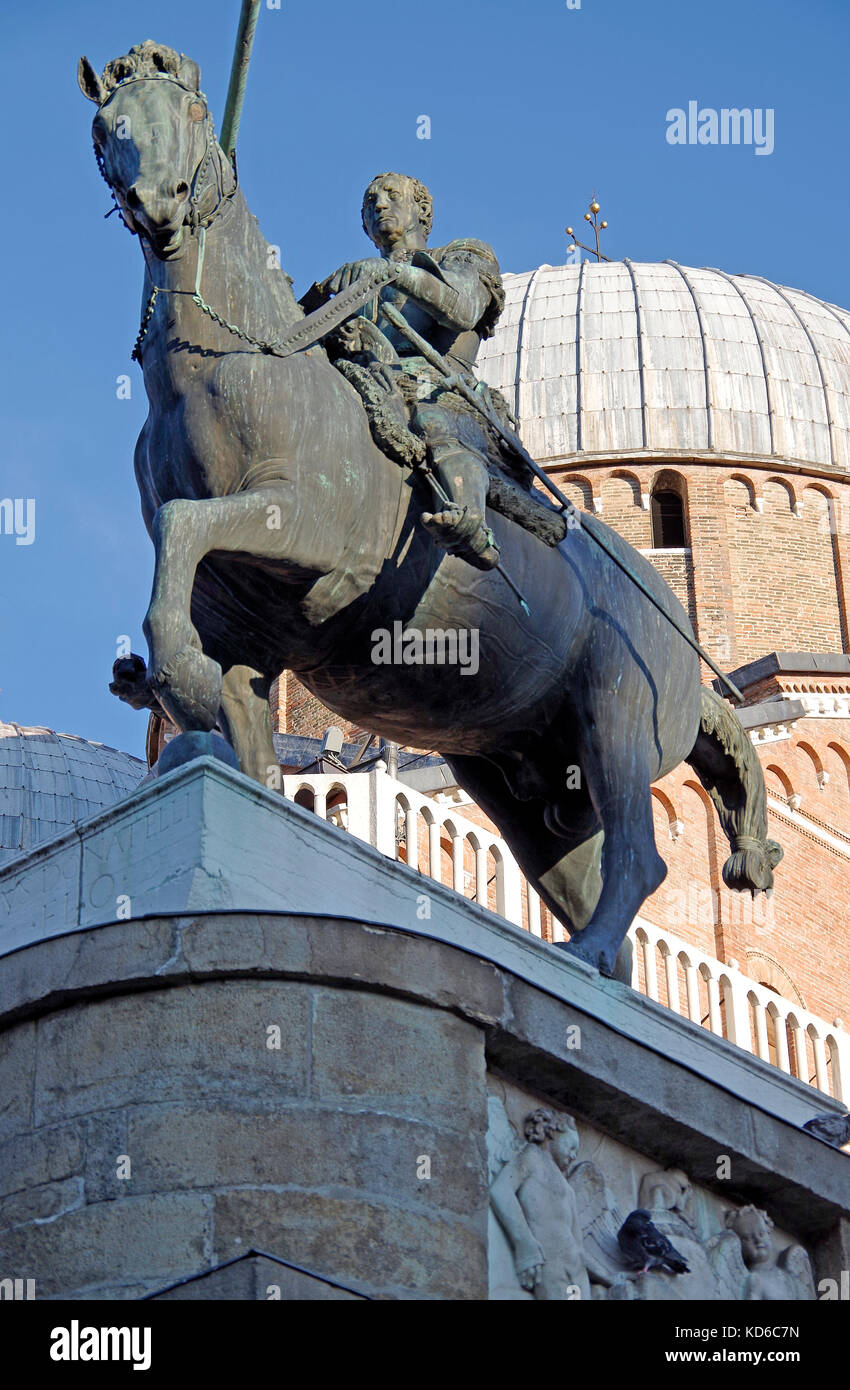 Statue équestre de Gattamala, par Donatella en dehors de la Basilique de Saint Antoine, à Padoue, Italie Banque D'Images