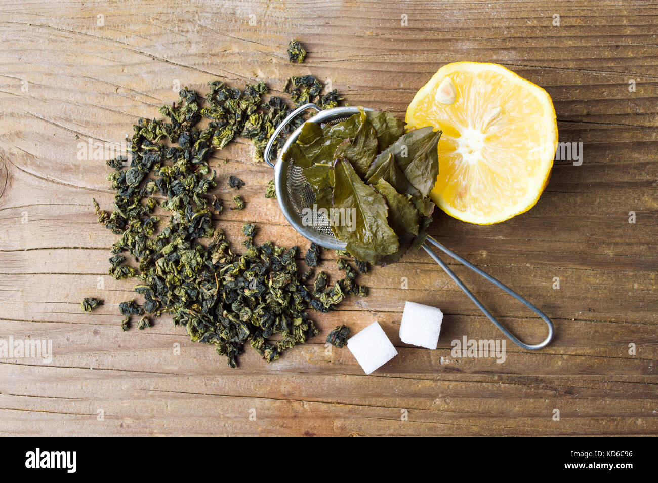 Thé vert feuilles séchées et utilisées dans une passoire Banque D'Images