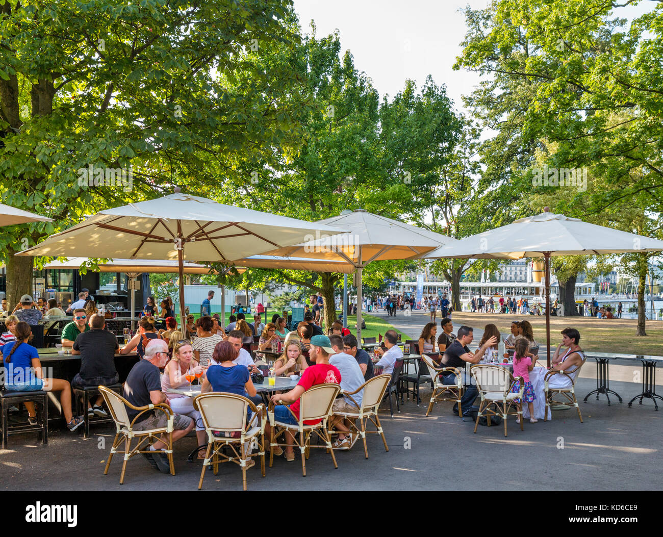 Café en plein air dans le Jardin Anglais (Jardin anglais), Old Town (Vieille Ville), Genève (Genève), le lac de Genève, Suisse Banque D'Images