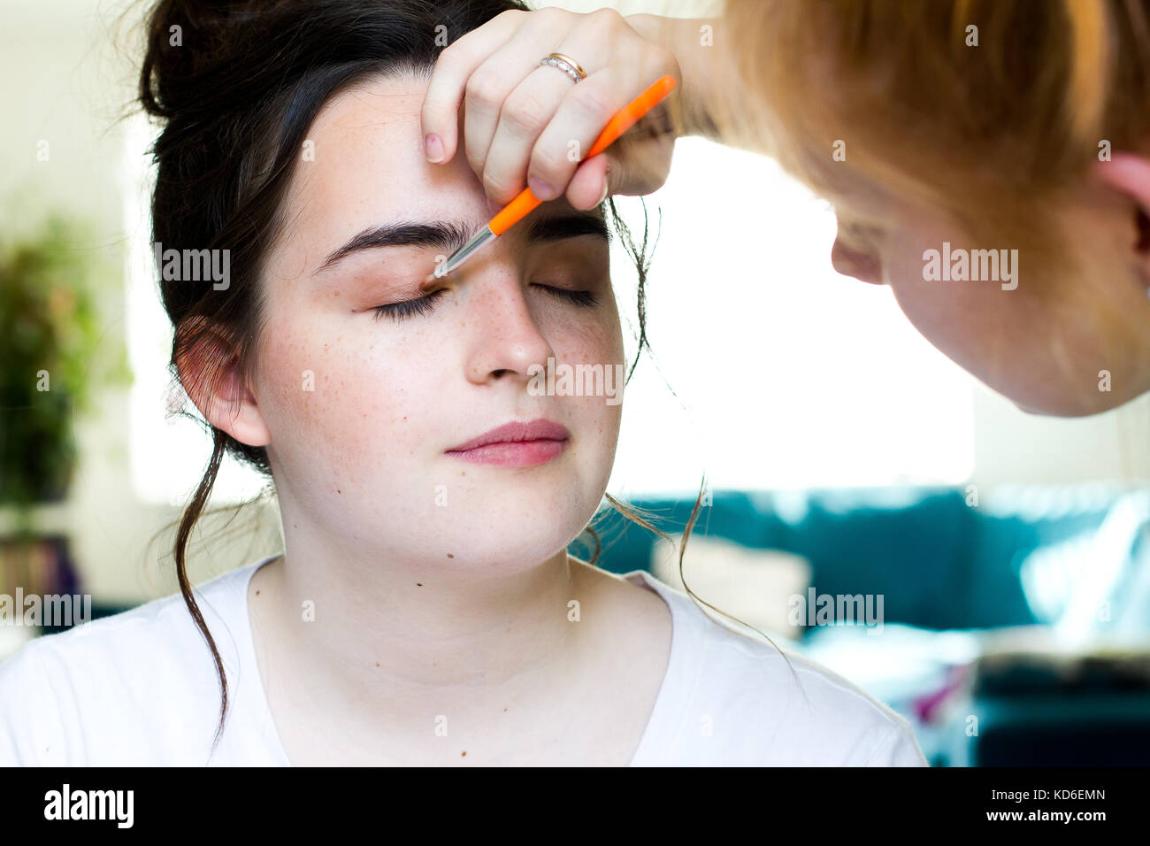Adolescent ayant appliqué le maquillage Banque D'Images