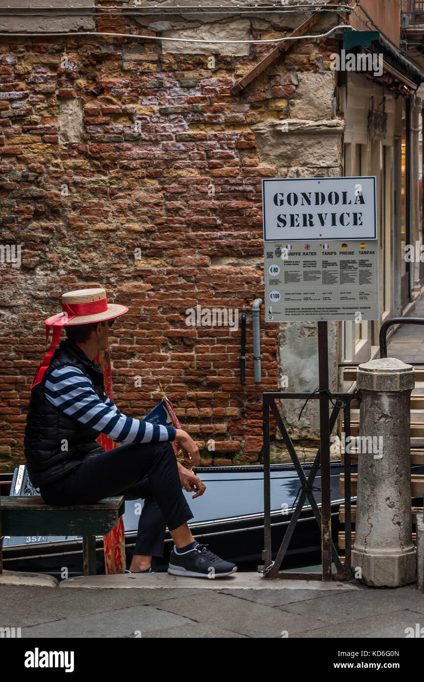 Gondolier à Venise en attente pour les entreprises. Banque D'Images