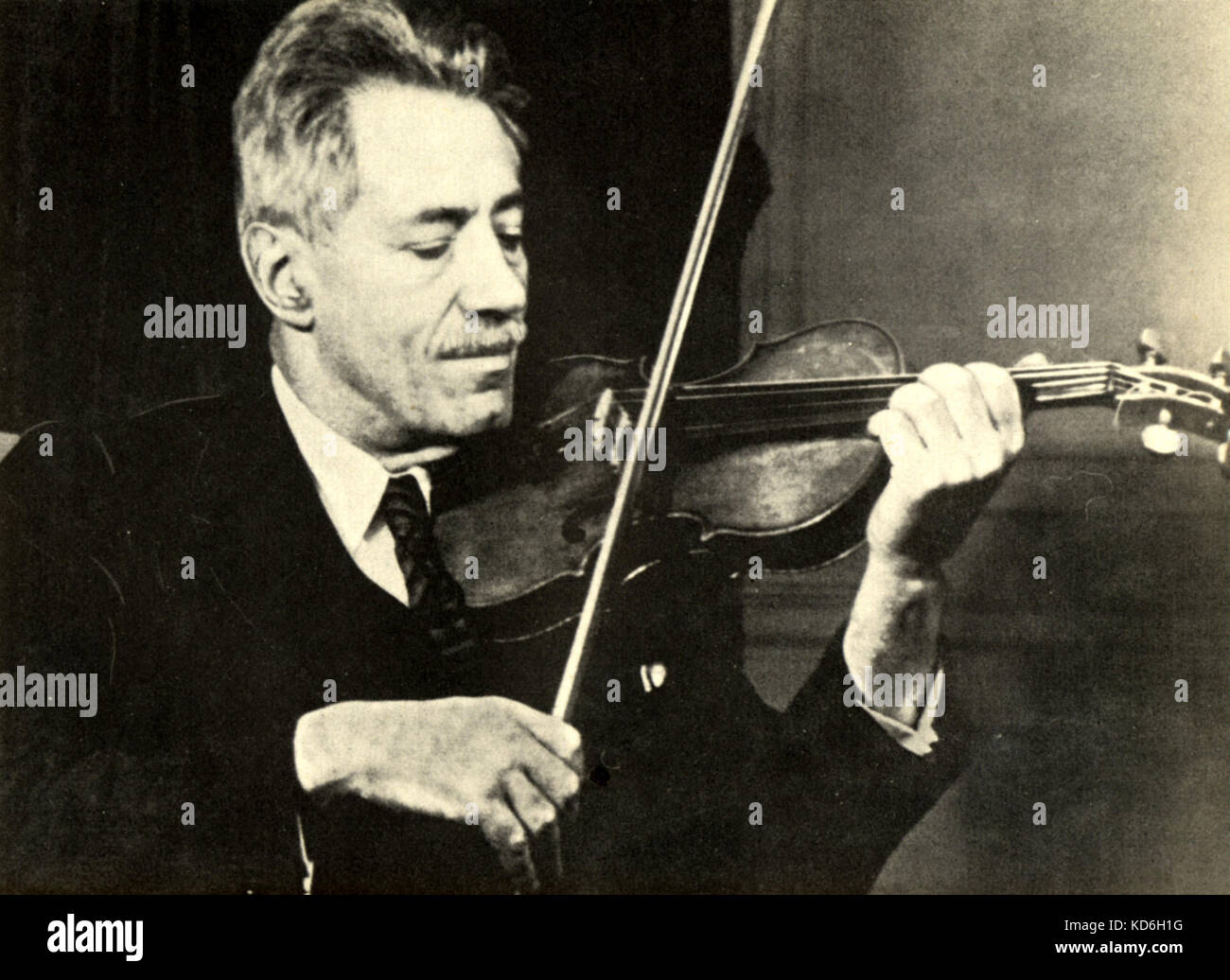 Fritz Kreisler à jouer du violon. Le violoniste et compositeur autrichien (1875-1962). Photo : Concert & Artists' Corp. Banque D'Images