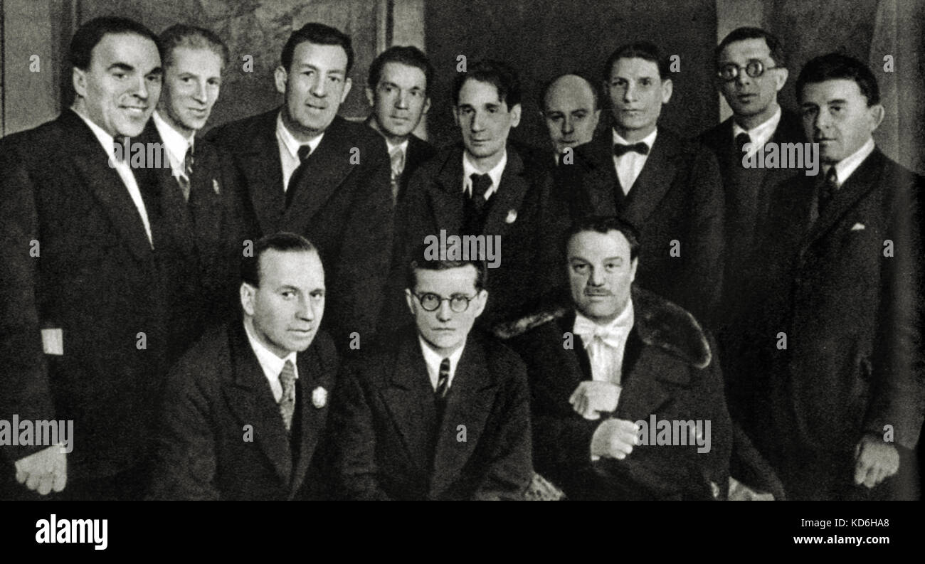 Dmitri Chostakovitch, compositeur russe, avec orchestre et chef d'orchestre S. Samosud Moscou après la première performance de l 'Leningrad' Symphonie. Photo prise lors d'une alerte de l'air en 1941. DS : 25 septembre 1906 - 9 août 1975. Schostakowitsch Banque D'Images