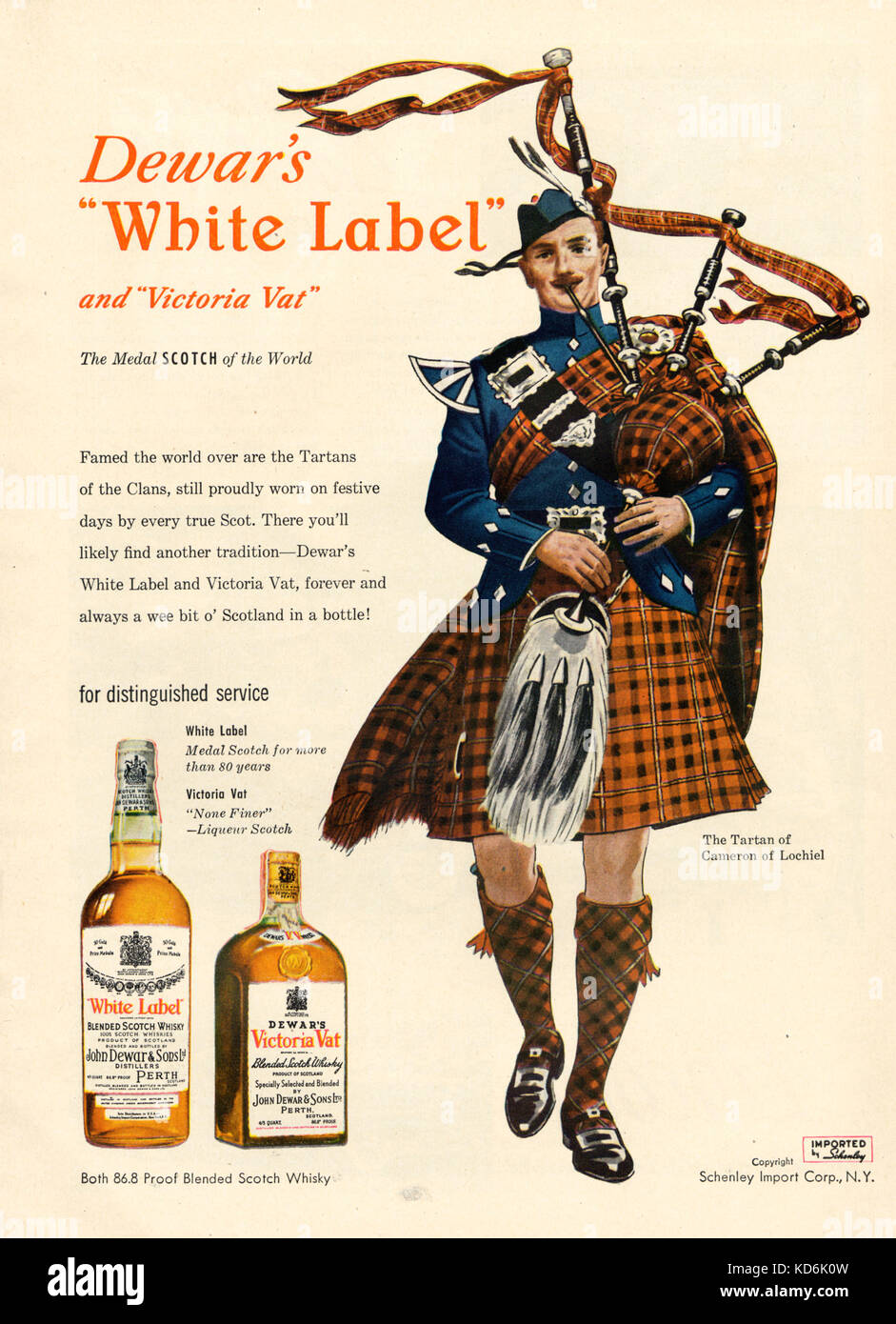 Joueur de cornemuse écossais en costume traditionnel de tartan (Cameron de Lochiel). Page de publicité pour Dewar's 'White Label' Scotch Whisky, dans 31 Janvier 1949 Question de Time Magazine. Banque D'Images