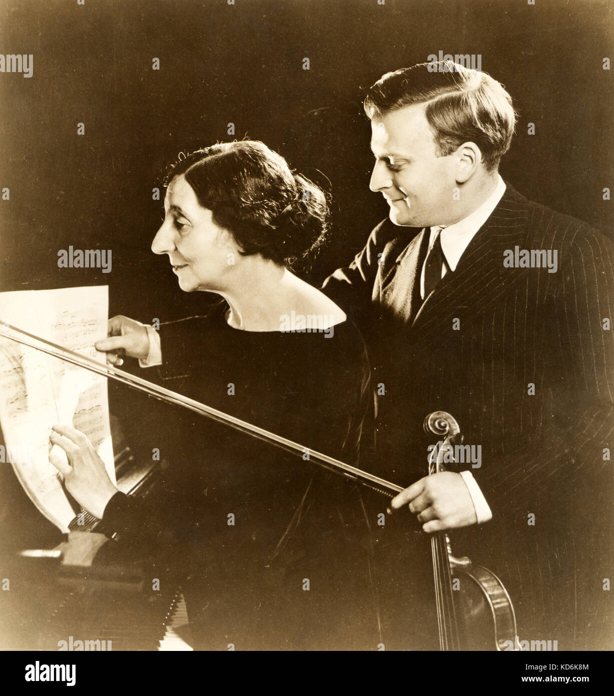 Wanda Landowska et Yehudi Menuhin L'étude d'un score dans une CR publicité photo. Claveciniste polonaise, pianiste et chercheur en musique, 1879-1959. Né américain violoniste et chef d'orchestre britannique, 1916-1999. Banque D'Images