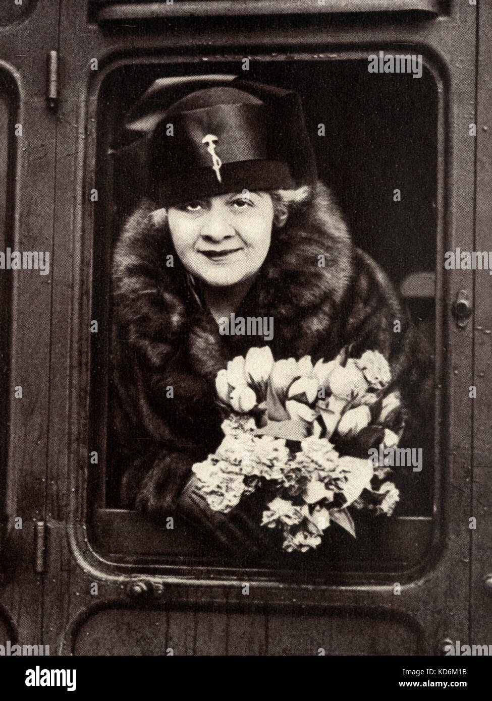 Sophie Tucker - incliné vers l'extérieur du train c.1930 la chanteuse américaine, 1884-1966. Célèbre pour mon Yiddische Mama Der Querschnitt Banque D'Images