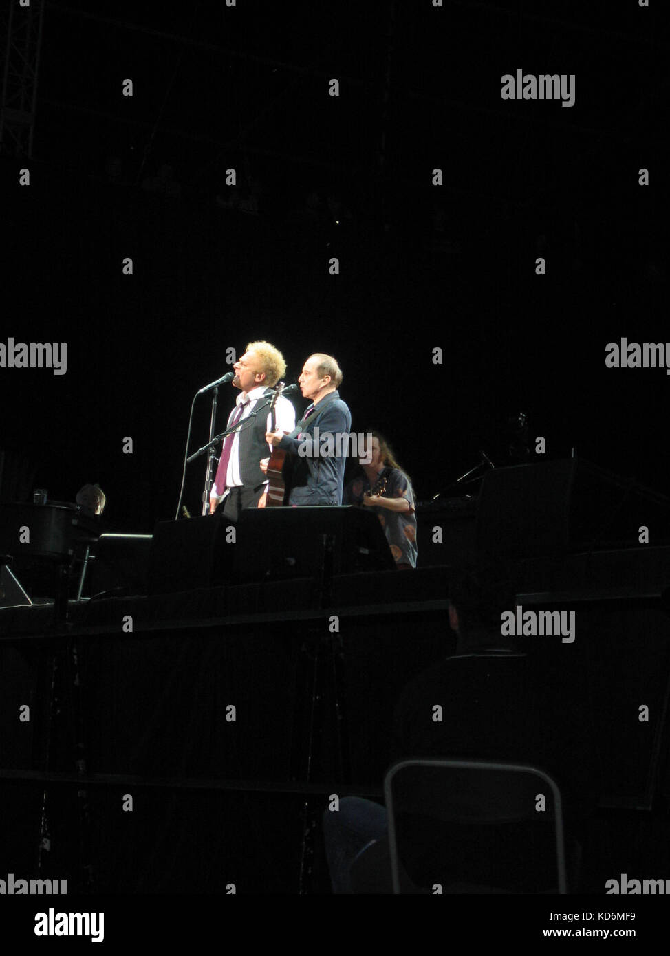 Simon and Garfunkel chanter en concert, 'vieux amis' tour, Hyde Park, Londres, 16 juillet 2004. Duo folk-rock américain, formé en 1964. Banque D'Images