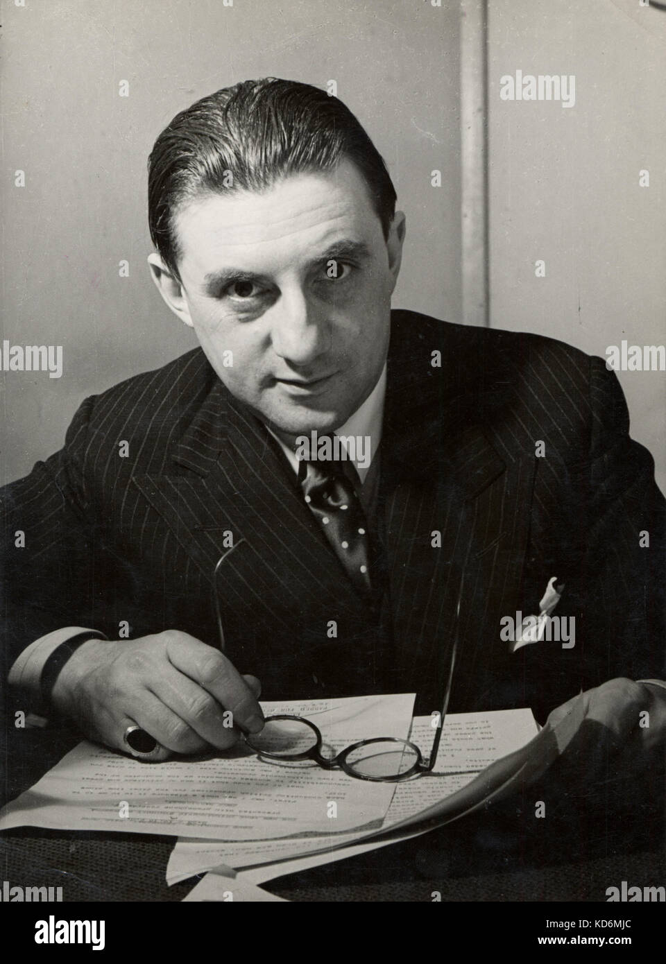 John Barbirolli, chef d'orchestre de l'Orchestre philharmonique de New York Symphony Orchestra dans un studio de la BBC en 1942. Chef d'orchestre, 2 décembre 1899 - 1970. Banque D'Images