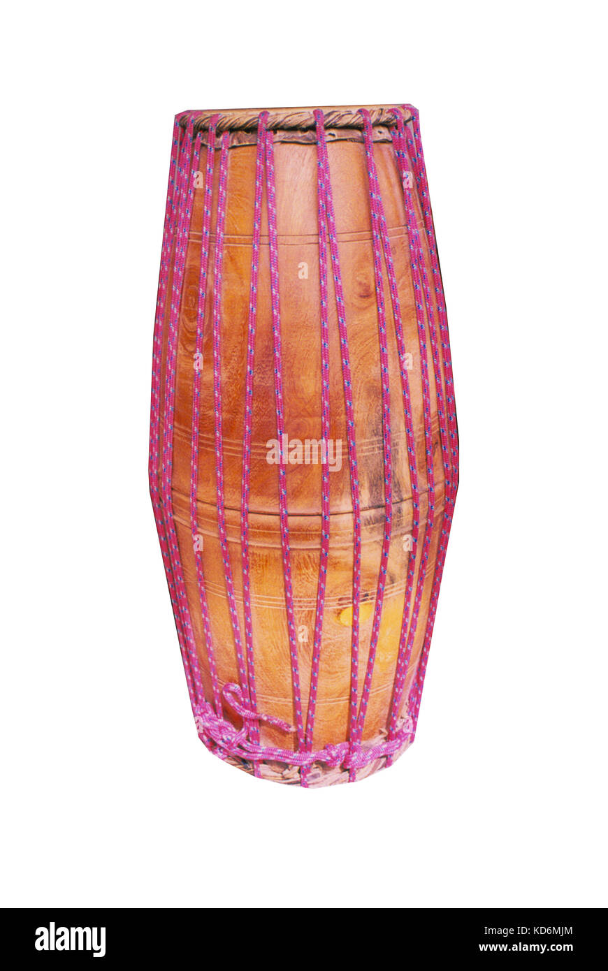 MRIDANGAM - tambour indien. Vue verticale sur fond blanc. Banque D'Images