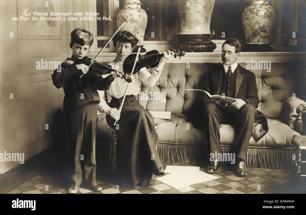 La Reine Elisabeth de Belgique de donner une leçon de violon au Duc de Brabant. Concours de musique créé par elle. Le roi assis à côté d'elle sur le canapé. Banque D'Images