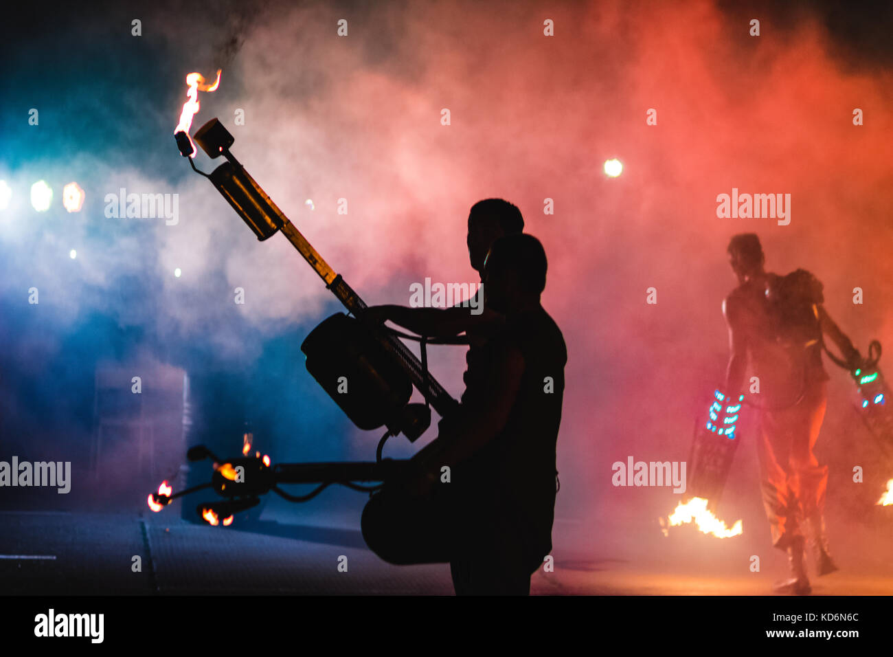 Pompier exécutant une vie nocturne incroyable de spectacle de feu Banque D'Images