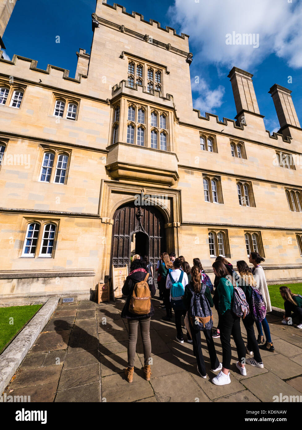 Les touristes à l'extérieur Entrée de Wadham College, Oxford, Oxfordshire, Angleterre Banque D'Images