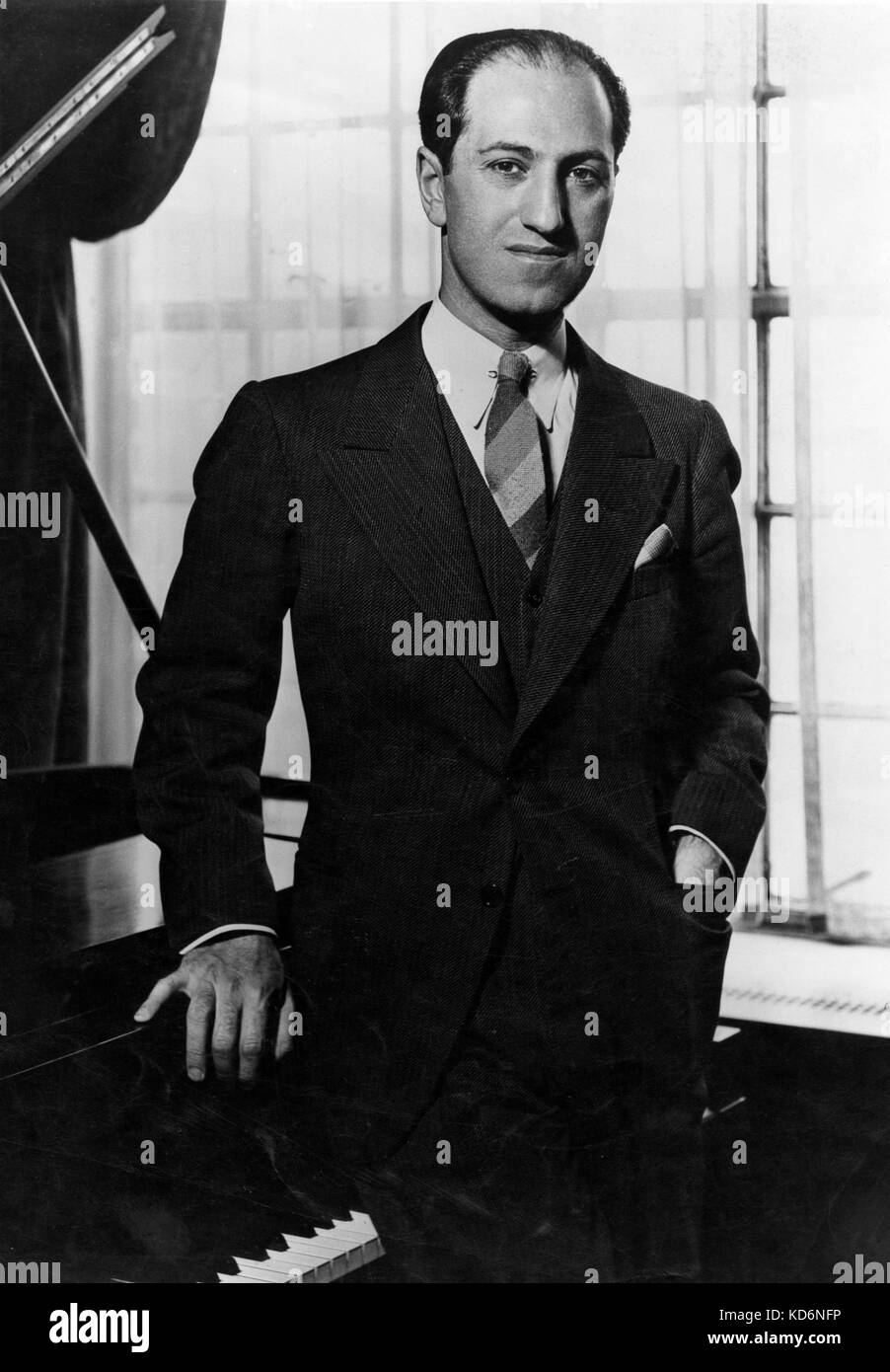 George Gershwin - portrait debout à côté de piano.. Le compositeur et pianiste américain 26 Septembre 1898 - 11 juillet 1937 Banque D'Images