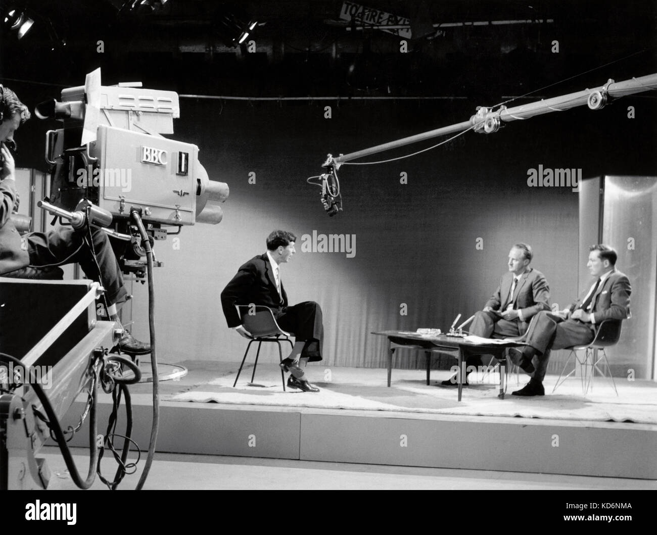 Michael Tippett - interviewé sur la BBC - caméra et microphone dans shot - compositeur anglais - 2 janvier 1905 - 8 janvier 1998 Banque D'Images