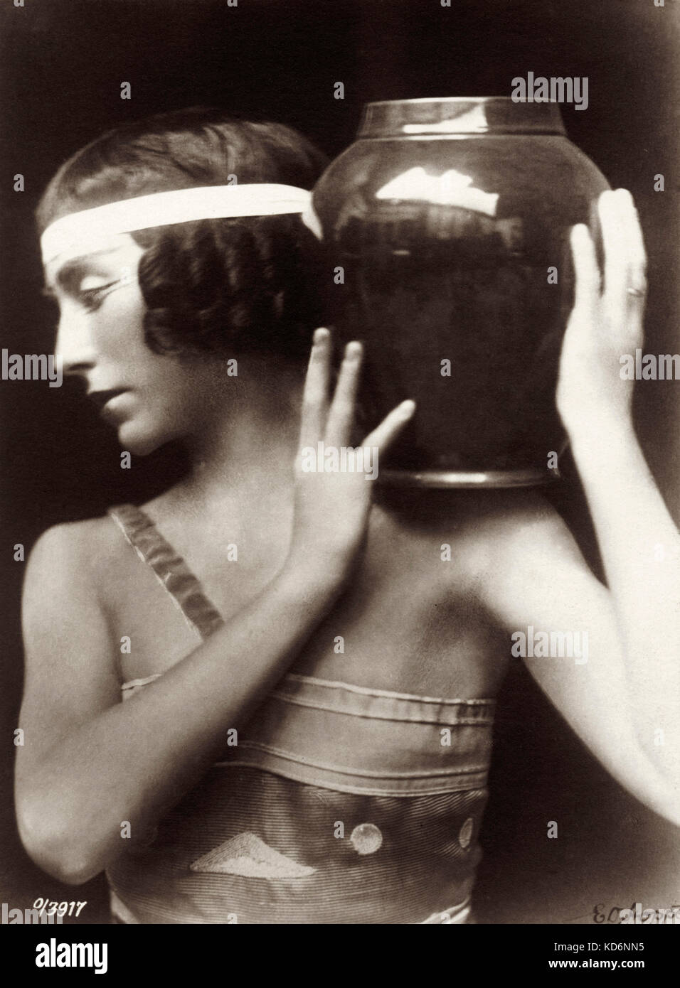 Lydia SOKOLOVA en exerçant son rôle de cruche sur son épaule, danseuse britannique, 1896-1974 ( née Hilda Munnings). Banque D'Images