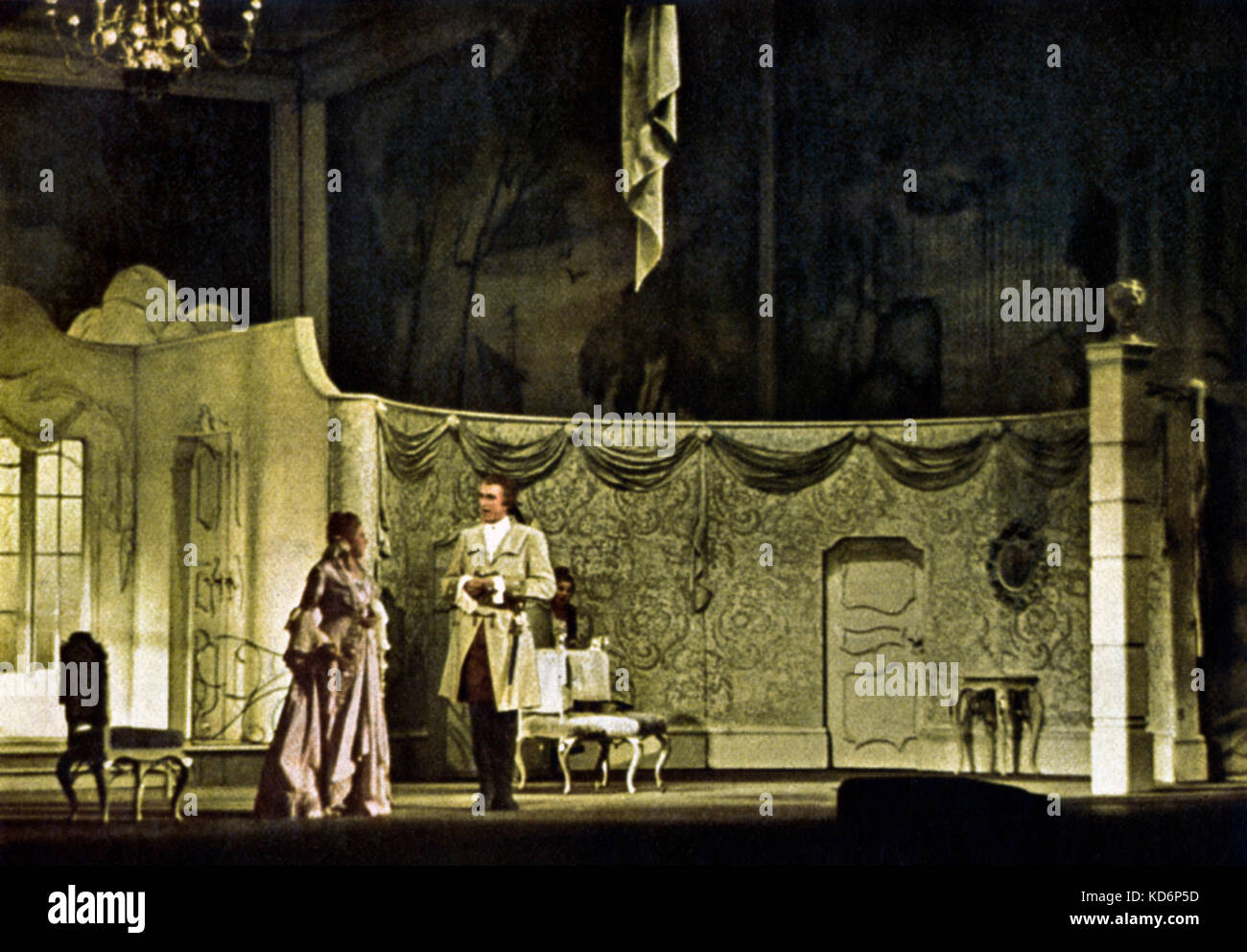 Wolfgang Amadeus Mozart, l'opéra "Le Nozze di Figaro" - Helena Braun , Hans Hotter et Irma Belke dans une scène de la 1942 production de Salzbourg. Hans Hotter : basse, baryton allemand - 19 janvier 1909 - 8 décembre 2003. Le Mariage de Figaro Banque D'Images