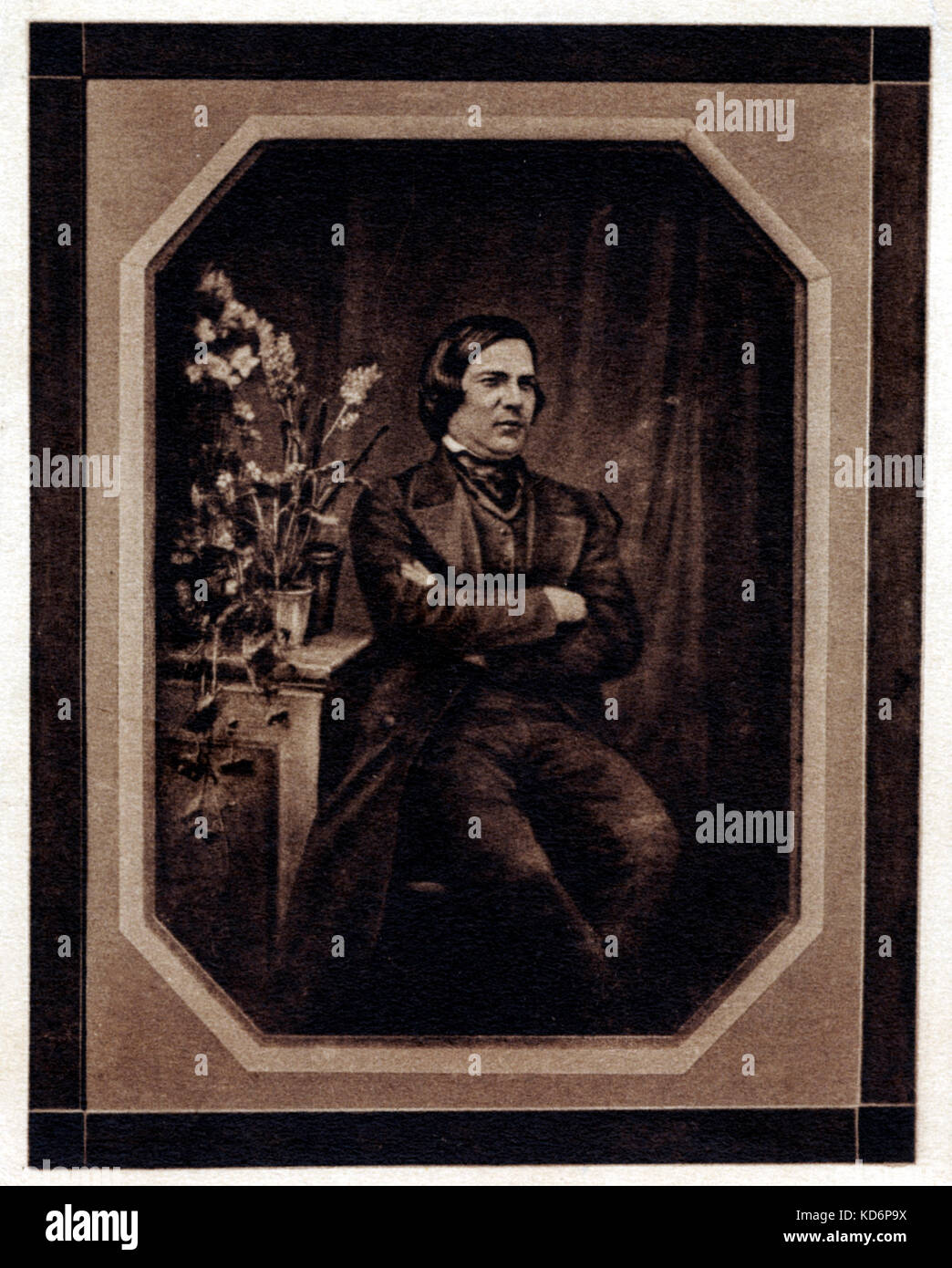 Robert Schumann, assis avec les bras croisés, les fleurs. Compositeur allemand. 8 juin 1810 - 29 juillet 1856. Banque D'Images