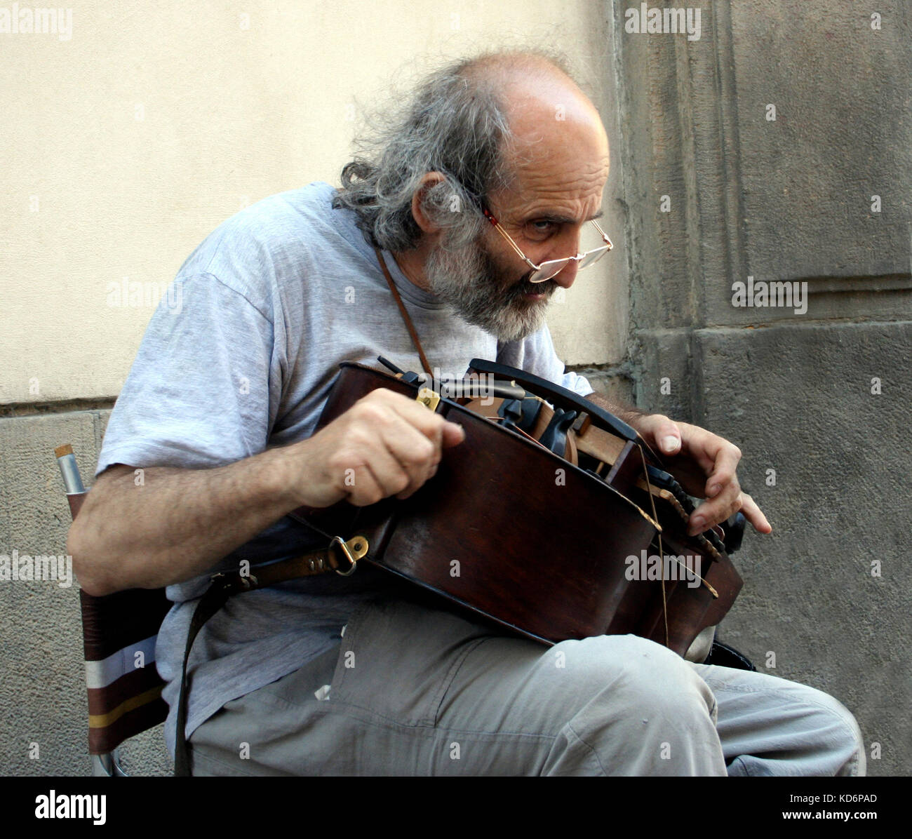 Vielle à roue street musicien ambulant à Prague. (Pas d'utilisation commerciale) Banque D'Images