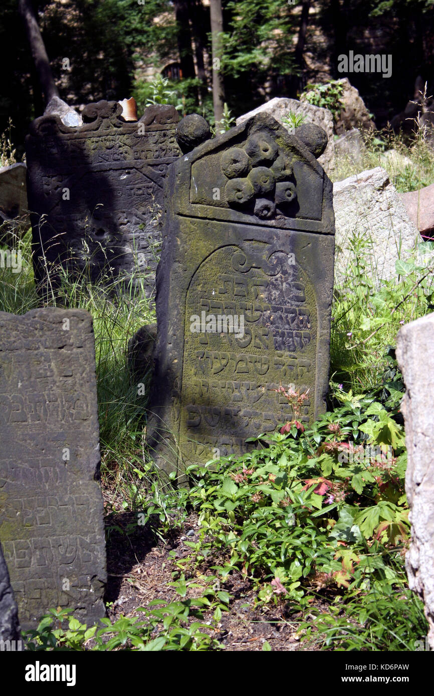 Cimetière juif de Prague dans le Quartier Juif Josefov, vue sur- pierres tombales. Cimetière du 15ème siècle. En raison des restrictions à la communauté a été forcé d'enterrer les corps sur le dessus de l'autre - d'être pensée profonde 12 Banque D'Images