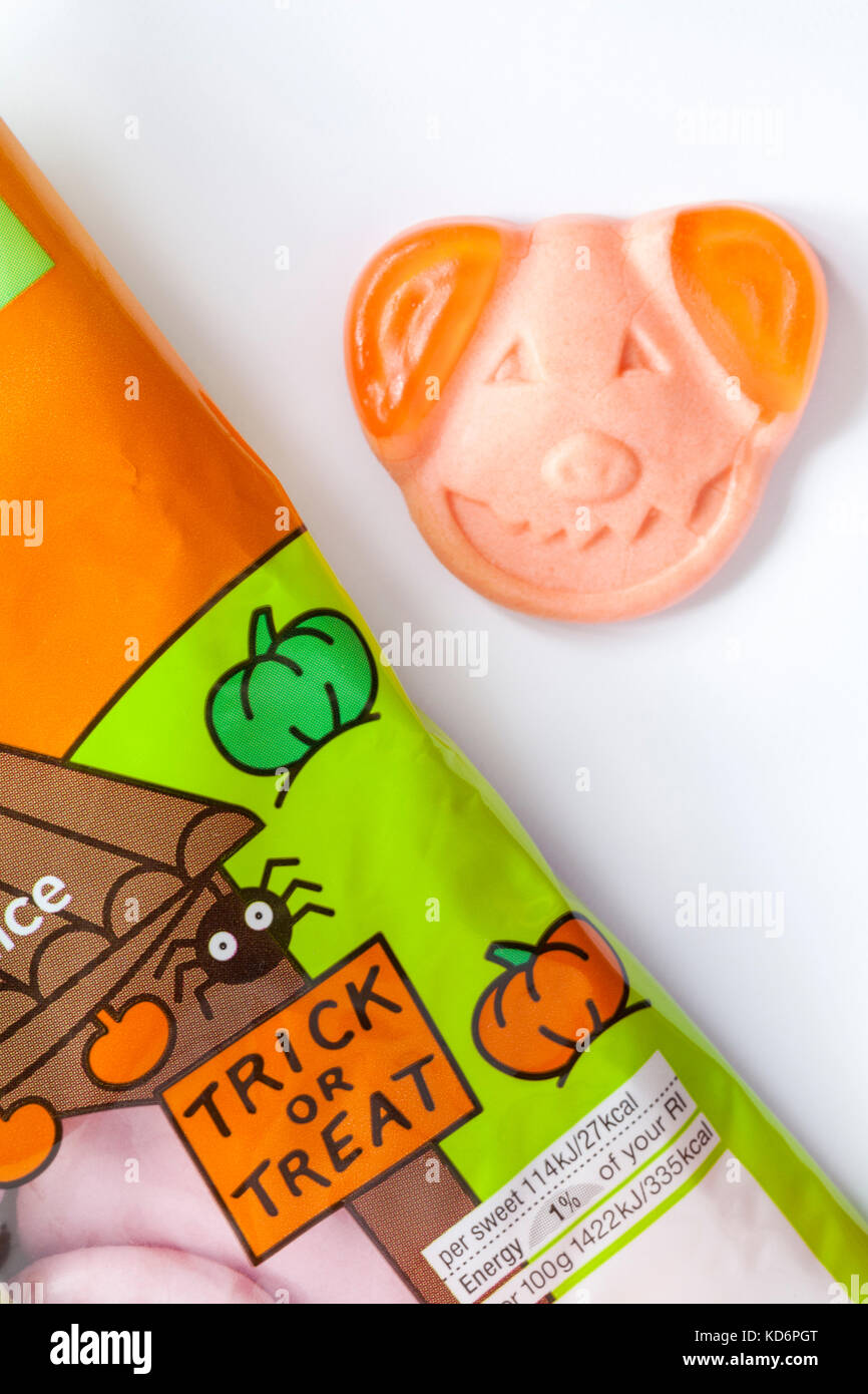 M&S Percy bonbons citrouille spooky gommes avec du vrai jus de fruits prêts à trick or treat Halloween - 1 paquet de mettre sur fond blanc Banque D'Images