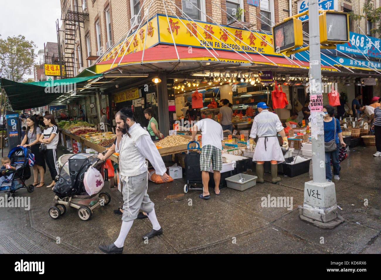 Un homme passe devant un magasin de fruits de mer chinois sur la 8e avenue dans le quartier de Sunset Park à Brooklyn, à New York, le dimanche, 8 octobre 2017, au cours de la lune d'automne et de la lanterne parade. Sunset Park est devenu le quartier chinois de Brooklyn que le chinois et d'autres groupes d'asiatiques s'y sont installés et les entreprises sont apparus pour répondre à eux. Le guide de voyage Lonely planet a énumérés sunset park comme l'une des dix quartiers de la U.S. (© richard b. levine) Banque D'Images