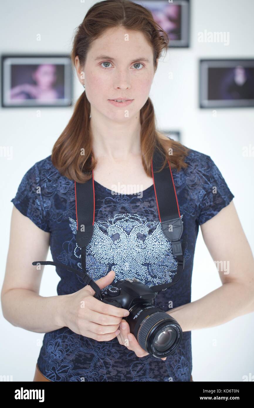 Femme avec appareil photo reflex numérique Banque D'Images